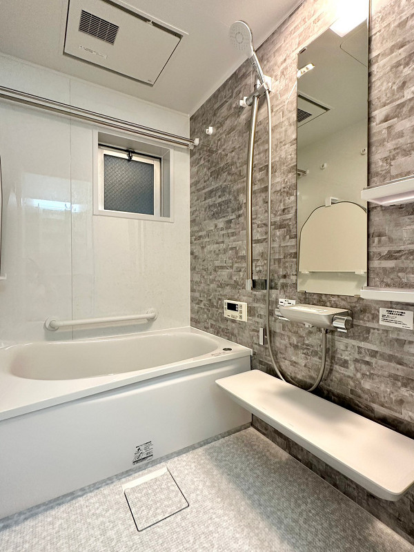 バスルーム　グランテラッセ西早稲田 グレーのパネルがスタイリッシュな印象を与えるバスルーム。床材には滑りづらい素材を使用しており、水はけがよく早く乾きやすいうえに転倒防止にも役立ってくれます。追い焚き機能・浴室乾燥機も完備した充実の機能性。快適なバスタイムをお過ごしください♡