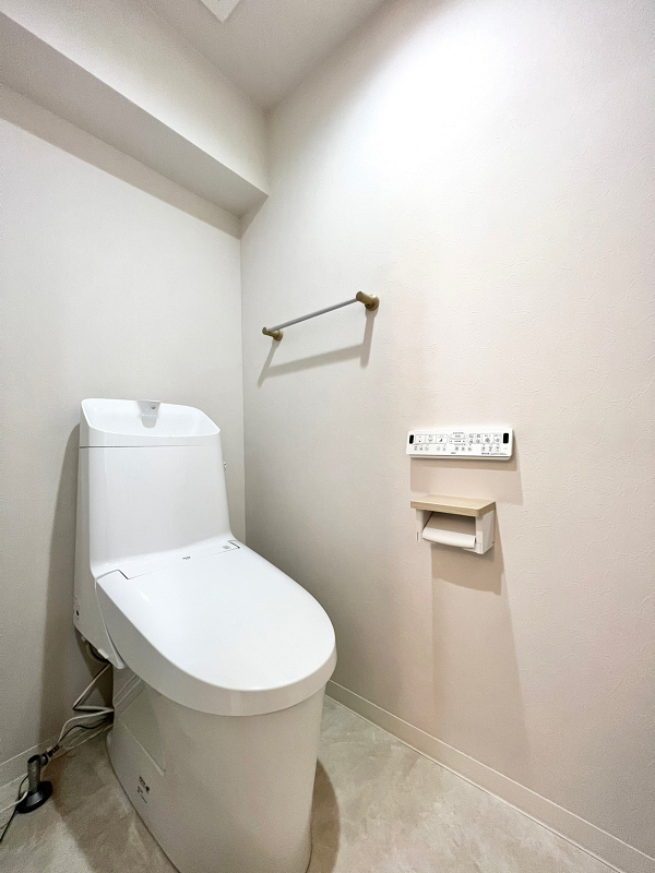 トイレ　朝日プラザ北新宿 トイレは清潔感漂うホワイトカラーをセレクト。節水効果が見込まれる手洗い一体型を採用し、金銭面でのメリットがありますよ♡温水洗浄便座付きで様々な機能を搭載しているので、快適にご使用いただけます。収納スペースが無いため、キャビネットのご用意をおすすめ◎