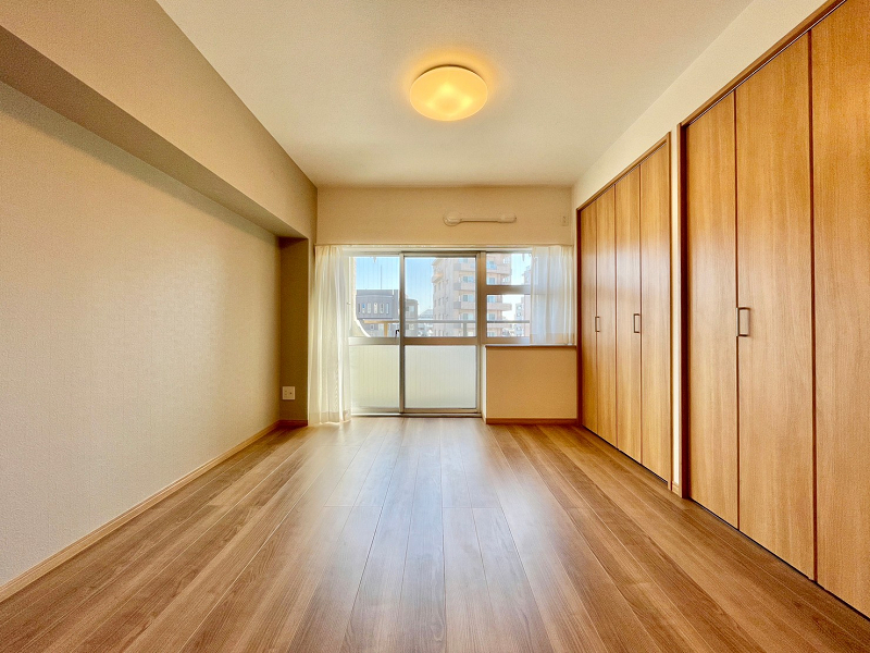 お部屋紹介 陽当り良好な8階・南西角部屋の1LDKです☼今回実施されたリノベーションで、木目調の温かみある内装になりました。専有面積は34.94㎡。単身での新生活にいかがでしょうか。