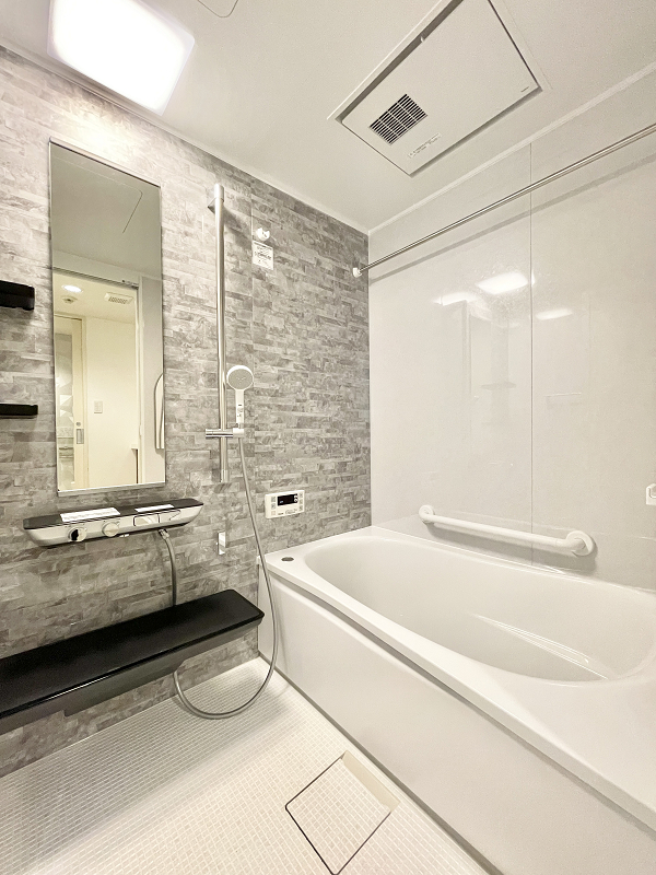 シルヴェリィ高輪台　バスルーム デザインパネルが高級感のあるバスルーム。大きなバスタブには転倒防止用の手すりが設置されていて優しい設計です。浴室乾燥機や追い焚き機能など、あると嬉しい設備が揃い、毎日の暮らしをサポートしてくれます✨