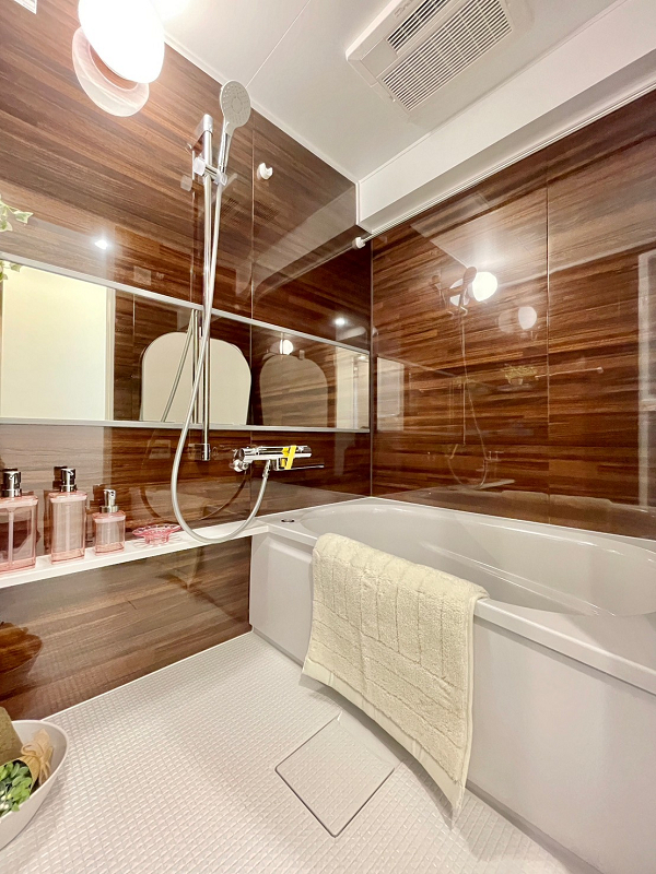 バスルーム バスルームは濃い木目調パネルが全面に貼られており、自然と心が落ち着くような雰囲気です。浴室乾燥機を使用すれば湿気対策はバッチリ◎雨続きな時期でもお洗濯物が溜まらず、快適に家事をこなせそうですよ。