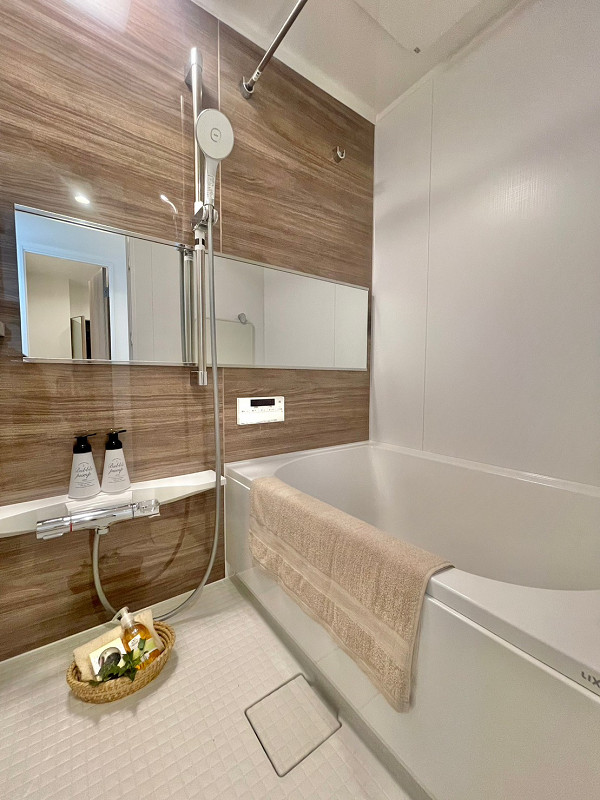 セブンスターマンション第3大森　バスルームA アクセントパネルが印象的なバスルーム。浴室内のカビ防止や冬場のヒートショック防止など、様々な用途でご使用いただける浴室乾燥機が備わっていますよ。もちろん、いつでも温かいお風呂に入ることができる追い焚き機能も完備しています♬