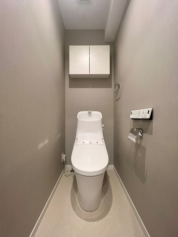 藤和護国寺コープ　トイレ 上品なグレートーンで統一したトイレ空間。内装をモノトーンでコーディネートしているので、掛けておくタオルに差し色を加えるだけで一気にお洒落度がグッと上がりますよ🎵植物やフレグランスを用意して、落ち着きのあるトイレに仕上げましょう。
