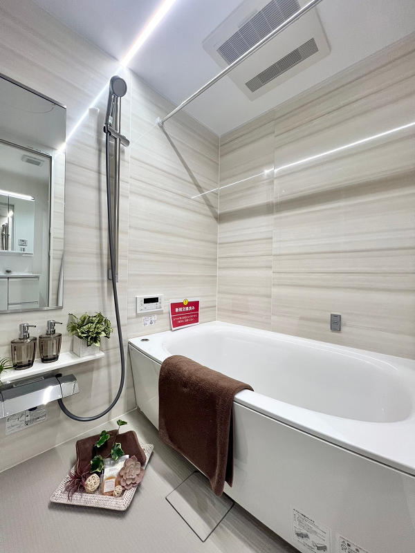 東北沢スカイマンション　バスルーム ベージュトーンの鏡面パネルが輝くバスルームは1日の疲れを癒すくつろぎの空間。追い焚き機能を完備しているので毎日アツアツな湯船に浸かれますよ。天井に埋め込まれたフラットラインLED照明は調色ができ、バスタイムを豊かに演出してくれる優れもの💕浴室乾燥機の機能も活用し、極上のバスタイムをご堪能くださいね。