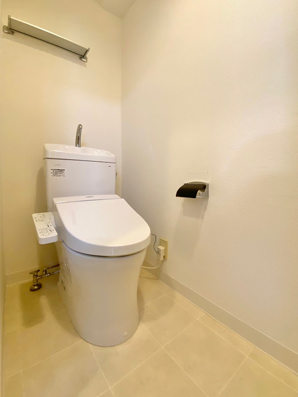 トイレ 毎日使うトイレは、飽きの来ないシンプルさが嬉しいデザイン。節水効果が見込める手洗い一体型を採用しており、お財布にも優しいですね🍃トイレはサニタリールーム内に位置し、バスルーム・手洗い場・洗濯機置き場などと共に水回りの設備がまとまっているので動線がスムーズ♪