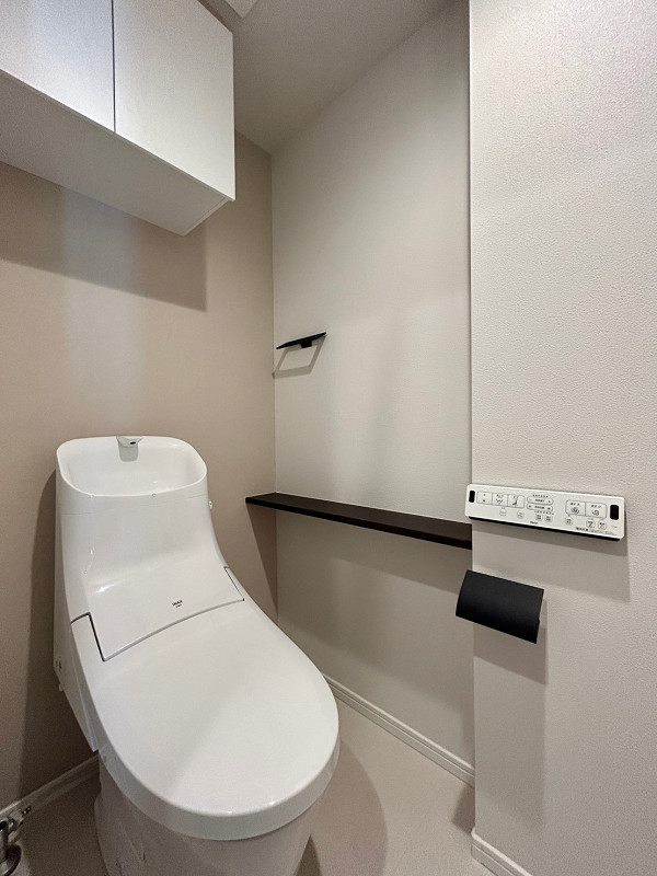 トイレ トイレは、節水効果が期待できる手洗い一体型を採用。温水洗浄便座なので、寒い冬でも快適にご利用いただけます💕トイレットペーパーや小物類は上部に設けられた吊戸棚へどうぞ。カウンター部分にはフレグランスを置くのがオススメですよ。