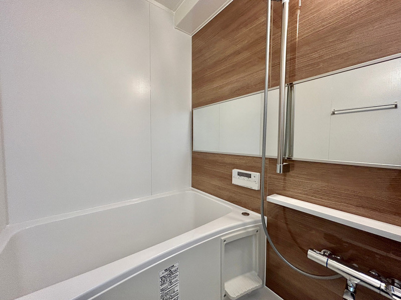 バスルーム　バルミー五反田 落ち着いた雰囲気が漂うバスルーム。ワイドな鏡が開放感をもたらしていて、ついつい長風呂してしまいそうな居心地の良い空間です。オートバス機能や追い焚き機能、浴室換気乾燥機を搭載。快適なバスタイムをサポートしてくれますよ。
