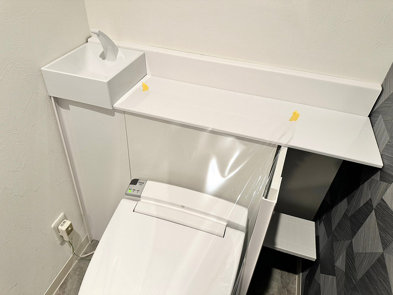 トイレカウンター トイレのカウンターは、ディフューザー置き場にピッタリ。コンパクトですが手洗い器も付いていて、衛生的にトイレスペースをご利用いただけます。毎日使用する場所が綺麗だと快適さが違いますよね✧
