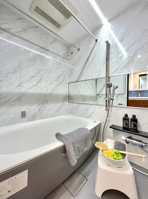 バスルーム 大理石柄のパネルが上品な空間を演出しているバスルーム。追い焚き機能や浴室乾燥機を備え付けています。追い炊き機能があればいつでも温かいお風呂に入ることができ快適なバスタイムをお過ごしいただけますよ。