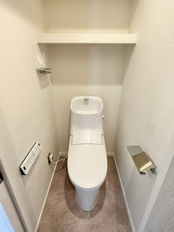 トイレ 温水洗浄便座付きのトイレはサニタリールームに入り左手に設置されています。手洗い一体型は節水効果があるんですよ✨上部には棚があるので、備品などはこちらに置くのがオススメです。アイテムを隠したい場合は収納ボックスを使ってくださいね★