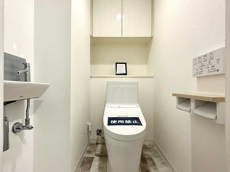 トイレ トイレは廊下の独立スぺースにありました。嬉しい温水洗浄便座付きですよ。手洗い場が付いているので、トイレ使用後にすぐ手を洗えて衛生的✨カウンターにはフレグランスやインテリアを置いて華やかな空間にしても良いですね💕