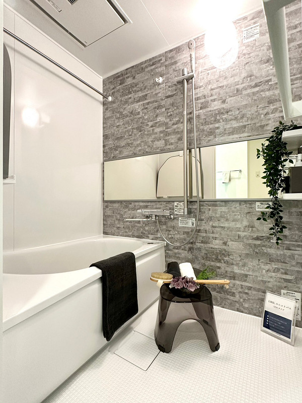 バスルーム グレーの大理石調のパネルが施されたバスルーム。ワイドミラーは空間を広く見せてくれる効果があるんですよ✨浴室乾燥機や追い焚き機能といった便利な設備も備わっています。天気が優れない季節でもカラッとお洗濯物を乾かすことができますね。
