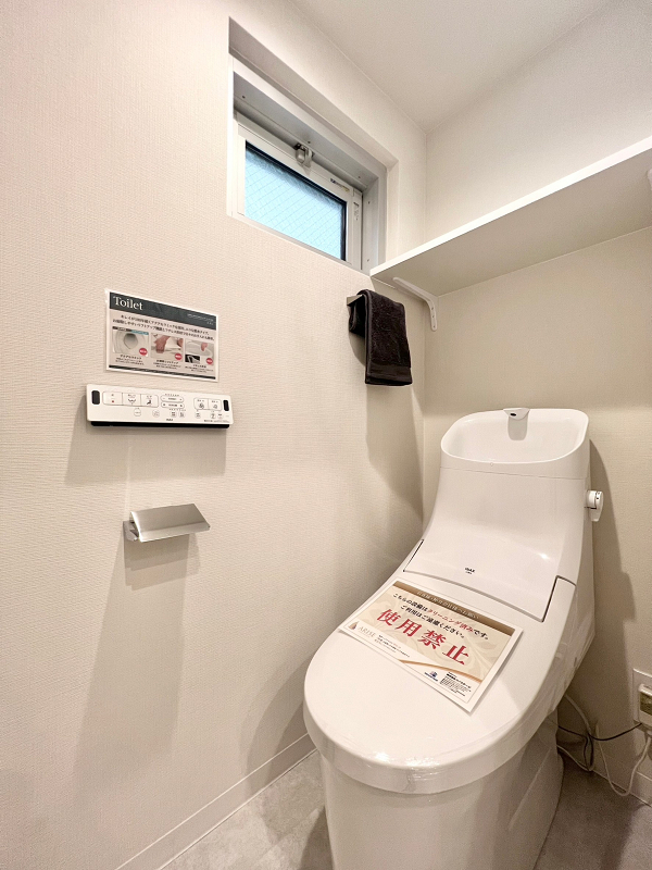 トイレ　マンション市ヶ谷 トイレは清潔感漂うホワイトカラーをセレクト。手洗い一体型は節水効果が見込まれ、お掃除しやすいリフトアップ機能とフチレス形状で日々のお手入れが簡単です✧温水洗浄便座付きで様々な機能を搭載しているので、毎日快適にご使用いただけますよ。