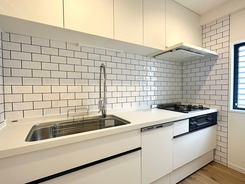 キッチン キッチンは独立スペースに設けられています。白いタイル貼りがオシャレですね✨作業のしやすいシンクにグリル付き3口コンロ、食洗機など、自炊をサポートしてくれる設備が揃っています。かさばりがちな調理器具はキッチン収納へしまいましょう。