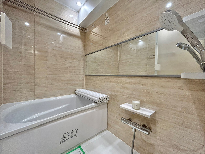 バスルーム バスルームは、お部屋の雰囲気そのままに寛げる木目調パネルに囲まれています。追い焚き機能はもちろん、浴室乾燥機には暖房と涼風機能も備わっています。季節を問わず快適なバスタイムをサポートしてくれる優れものです♪