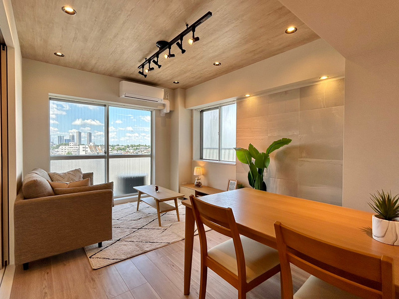 リビング 最上階7階部分に位置するフルリノベーション済みの2LDKをご紹介します。なんとディスプレイされている家具はご入居後もそのまま使うことができる贅沢オプション付き♡角部屋なので、南西×北西の2面からたっぷり太陽の光を感じて一日を快適に過ごすことができますよ☀