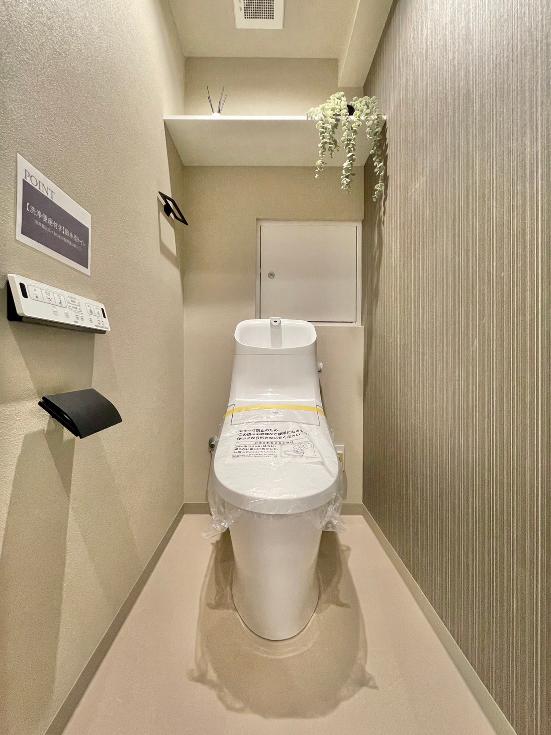 トイレA 独立空間の温水洗浄便座付きトイレは手洗い一体型を採用しています。凹凸が少なくほこりがたまりにくいため、お掃除が簡単にできるのが特徴ですよ。使用後すぐに手を洗うことができて衛生的です。