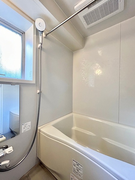 ライオンズマンション馬込第二　バスルーム バスルームには窓があり、明るい光が射し込みます。気持ちの良い空間で、1日の疲れをしっかり癒せそう◎オートバス機能や追い焚き機能を搭載しており、ご家族全員が温かいお風呂に入ることができますよ。さらに浴室換気乾燥機もご用意。バスタオルやお布団などの乾きにくいお洗濯物も、生乾きの心配なくしっかり乾かせます☀