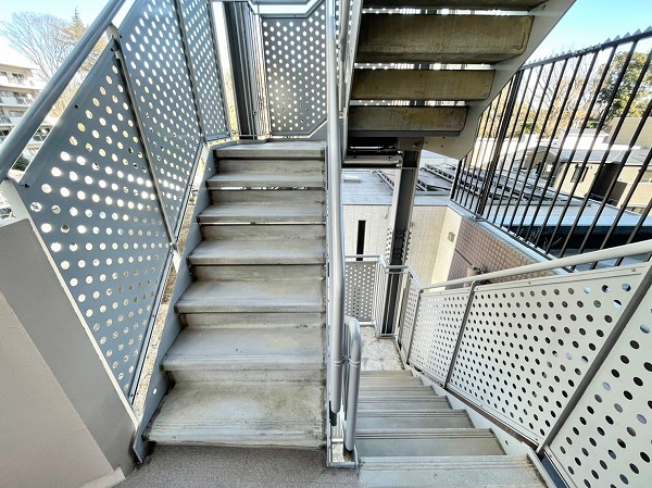 グランドパーク代々木 外階段