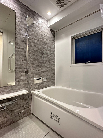 シャンボール五反田　バスルーム バスルームには追焚き機能＆浴室換気乾燥機を搭載。夜遅い帰宅時も快適なご入浴をサポートしてくれますよ。窓を開けていつでも換気できるので、浴室内のカビやぬめりも予防できます。