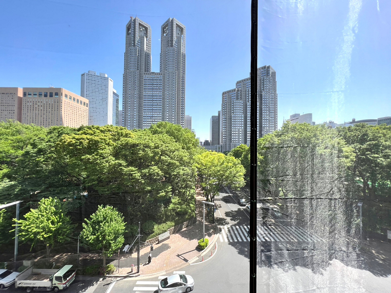 眺望　永谷リヴュール新宿 バルコニーからは、新宿中央公園の自然と東京都庁が眺められる贅沢な眺望☀毎日バルコニーへ出て深呼吸をすればリフレッシュができそうです。撮影時は大規模修繕工事のネットが張られていましたが、ネットが外れたらさらに太陽の光を肌で感じられますよ。