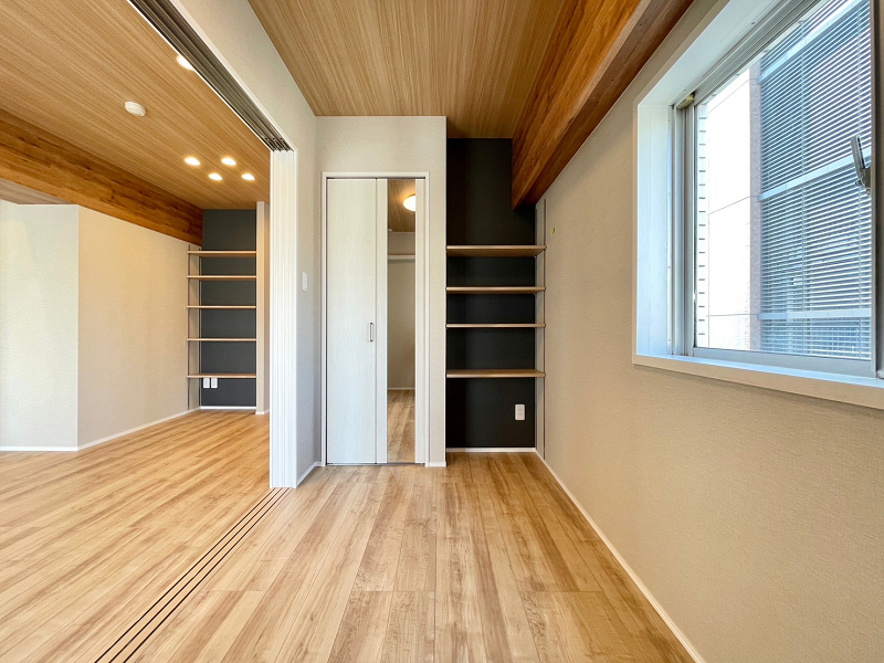 多目的ルーム南西 メインルームと隣接するこちらの居室は寝室、ワークスペース、趣味部屋など様々な用途に使えますよ。スライド扉を開放しておけばリビングダイニングの一部にすることも可能◎生活スタイルに合わせて使用できる柔軟な間取り設計です。