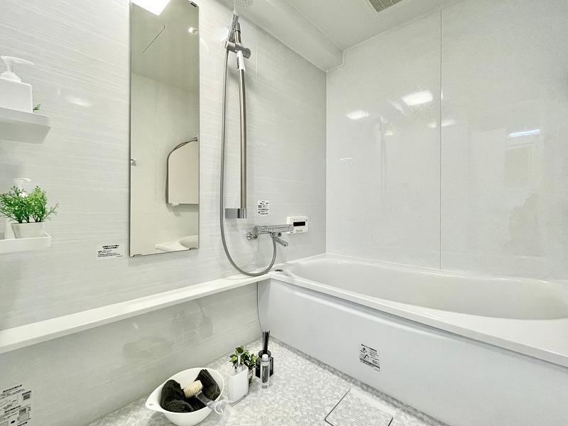 バスルーム横　ウィン新宿若松町 バスルームは白ベースの清潔感のある空間です。追い焚き機能と浴室乾燥機を搭載し、季節・気温に左右されることなく快適なバスタイムを実現✦浴室乾燥機は室温調整だけでなく湿気対策としても優秀なので、お洗濯物干し場としても使用できます。