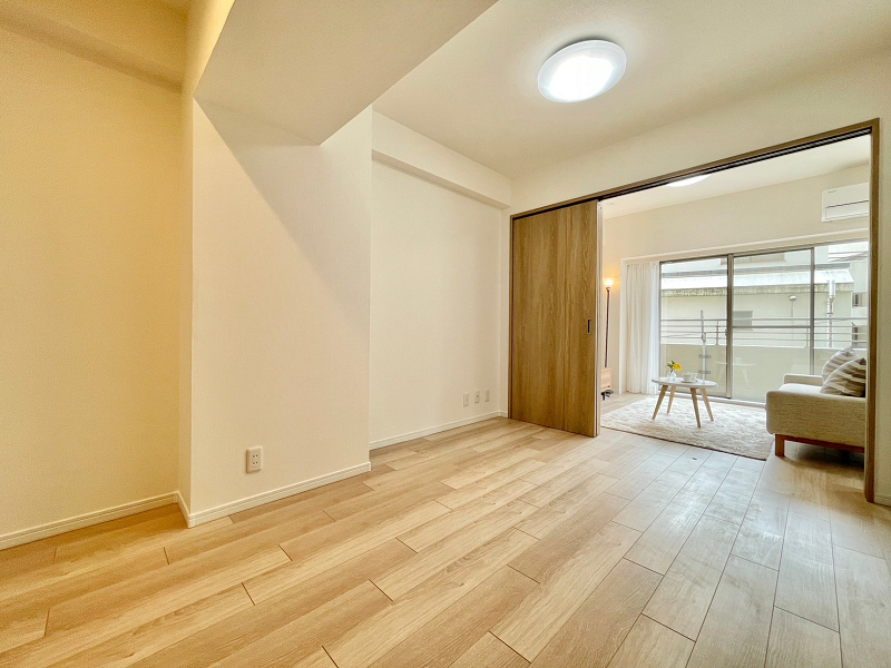 洋室B斜め　ウィン新宿若松町 リビングダイニングは1部屋の洋室と隣接しています。大きく開くスライド扉で仕切られているので、開けておけば15帖超えの空間として使うことも可能◎ご家族の人数、ライフスタイルに合わせてフレキシブルに使い分けられます。