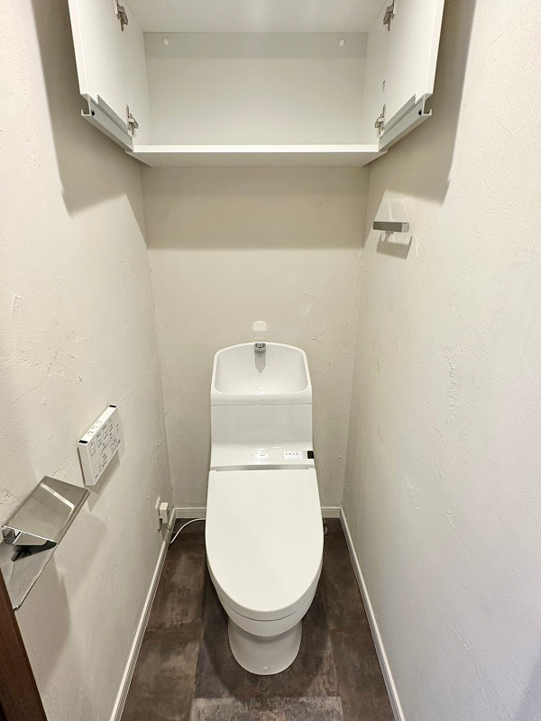 トイレ　マイキャッスル千駄ヶ谷 温水洗浄便座付きのトイレは、廊下の独立スペースに設置されていました。毎日使う空間だからこそシンプルが一番ですよね✨節水効果が期待できる手洗い一体型水栓を採用。トイレットペーパーなどの備品は吊戸棚にしまいましょう。