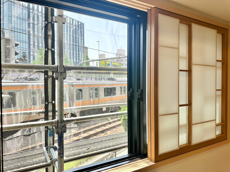 窓　マイキャッスル千駄ヶ谷 窓は二重サッシ仕様になっていました。目の前は線路と首都高が走っているので、騒音を軽減してくれますよ。日中はかなりの電車が通過しますが、就寝するころには落ち着くでしょう。障子戸があり日本ならではの和を感じられます。