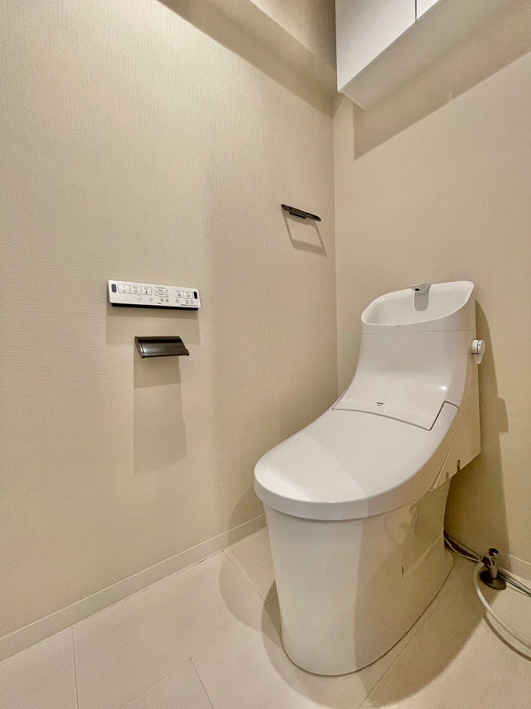 トイレA　ルナパーク三軒茶屋 清潔感のある温水洗浄便座付きトイレは、手洗い一体型を採用。節水効果が期待できますよ。つなぎ目が少なく埃が溜まりにくいため、お掃除を簡単に済ませられるのが嬉しいポイントです。