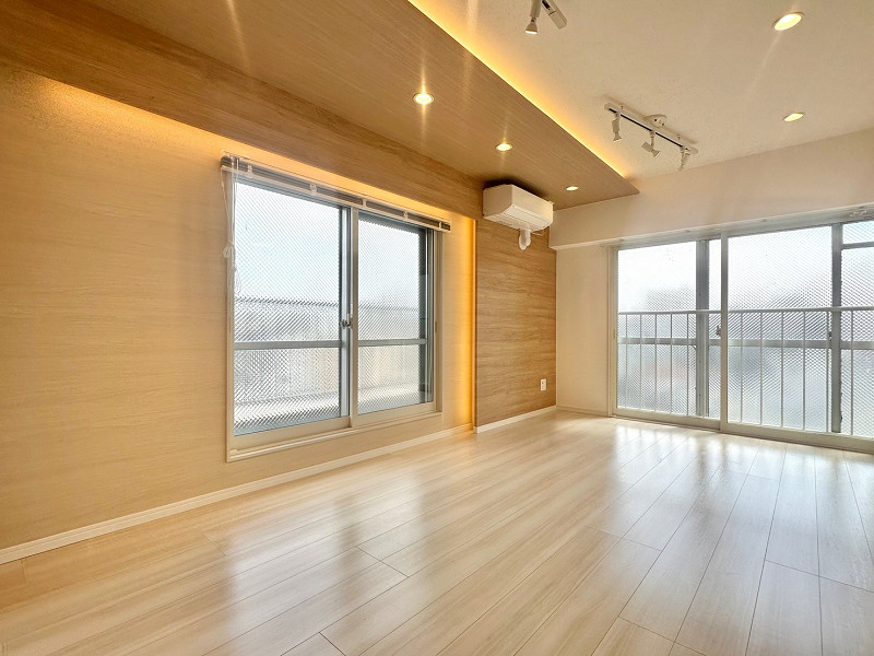 お部屋紹介　コーポ小石川 ご紹介するお部屋は、5階にある1SLDK。3方角部屋のため、通風・陽当たり良好ですよ🍃一部リノベーションされた綺麗な状態です✨メインルームは木の温もりが感じられる落ち着く空間♡エアコンが1基完備されています。