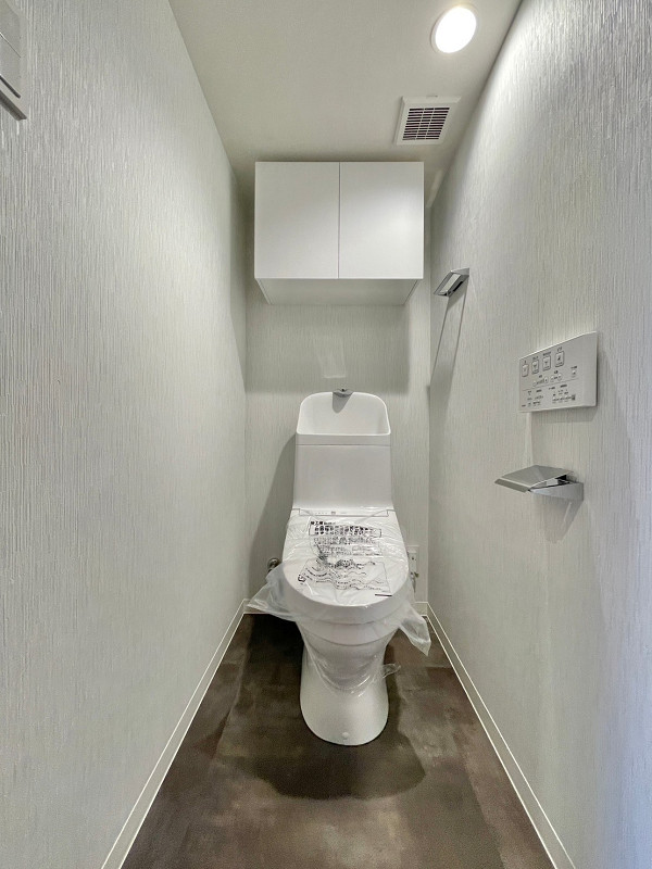 トイレA　パレ・ドール日本橋 シンプルな造りをしている独立空間の温水洗浄便座付きトイレは、手洗い一体型を採用。使用後すぐに手を洗うことができて衛生的ですね。ゲストの方にプライベート空間であるサニタリールームを見られる心配がないのもポイントです♫