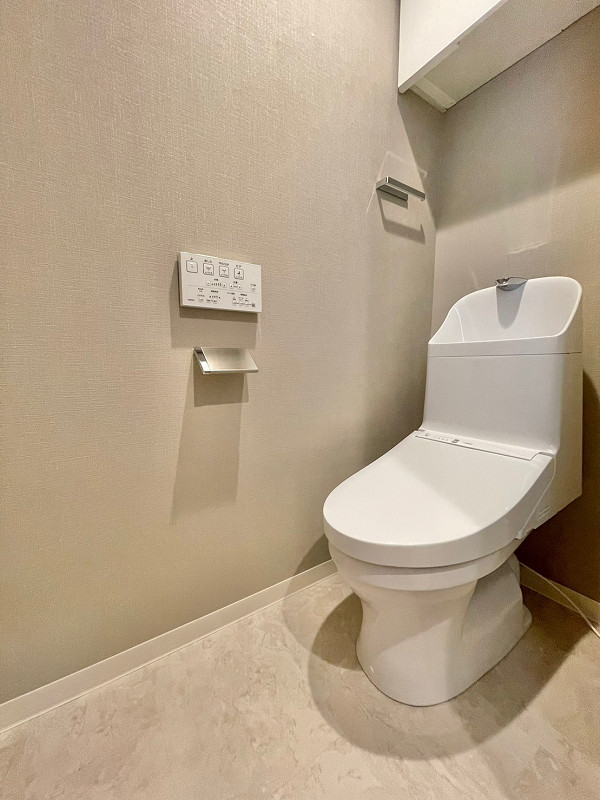 トイレA 　ワールドパレス南大井プレイシズ シンプルな造りをしている独立空間の温水洗浄便座付きトイレ。手洗い一体型を採用しています。つなぎ目が少なく埃が溜まりにくいため、お掃除を簡単に済ませられるのがポイントですよ。
