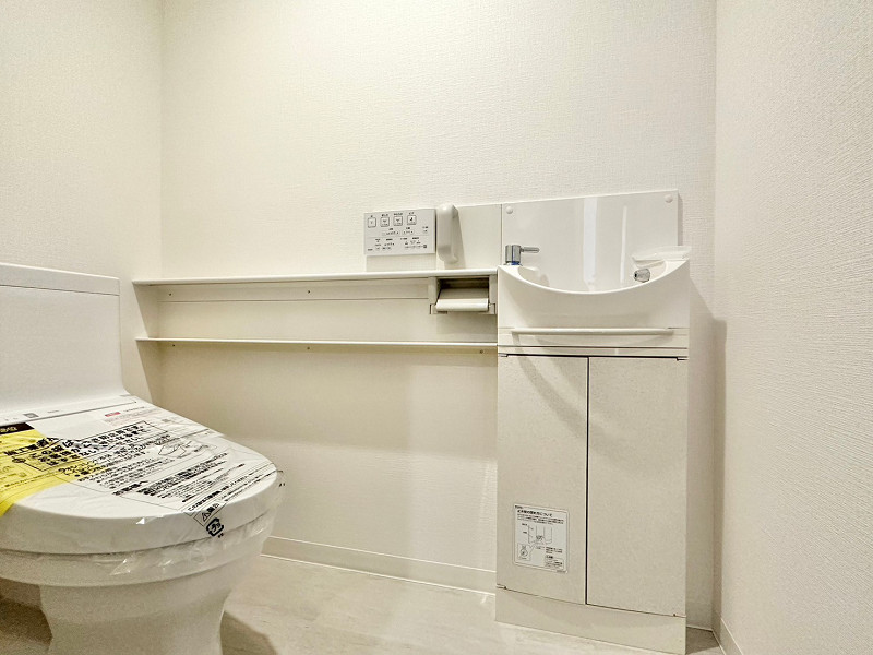 トゥールブランシュ麻布　トイレ トイレは、玄関から廊下へ進み突き当りにありますよ。嬉しい温水洗浄便座付きです。手洗い場も設置され、トイレを使用後にすぐに手を洗うことができ衛生的✨収納スペースがないので、備品を置く際はボックスを使用するのがオススメです♪