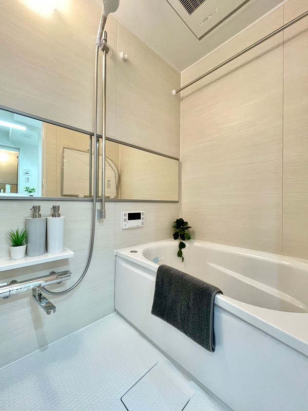代々木ハビテーション　バスルーム バスルームも今回のリノベーションで新設されているため、隅から隅までピカピカです。浴室乾燥機を使用すれば室温調節や湿気対策のみならず、バスルームを洗濯物干し場としても活用できますよ。天候に左右されず家事が進むので、梅雨時もストレスフリー♪