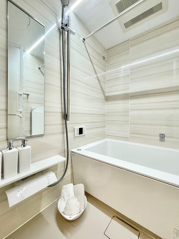バスルーム バスルームには「Panasonic」製フルオートバスが設置されました。こちらも白×グレーで統一され、清潔感がありますね✧調光機能が付いているため、時間帯や気分によって照明の色合いを変えることができますよ。追い焚き機能や浴室乾燥機もバッチリ完備◎