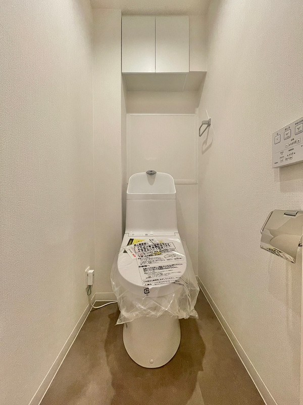 大森第3スカイハイツ　トイレA 白を基調とした独立空間の温水洗浄便座付きトイレは、手洗い一体型を採用。使用後すぐに手を洗うことができるため、衛生的です。ゲストの方にプライベート空間であるサニタリールームを見られる心配がないのもポイントですよ♫