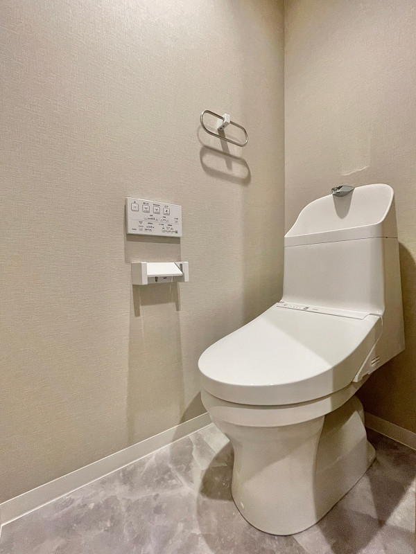 トイレA　ハイツ五反田 独立空間の温水洗浄便座を搭載しているトイレは、手洗い一体型を採用しています。使用後トイレ内で手を洗うことができるため、プライベート空間であるサニタリールームを見られる心配がないのがポイント✨温水洗浄便座があれば、冬場でもヒヤッとすることなく快適にご利用いただけますよ。