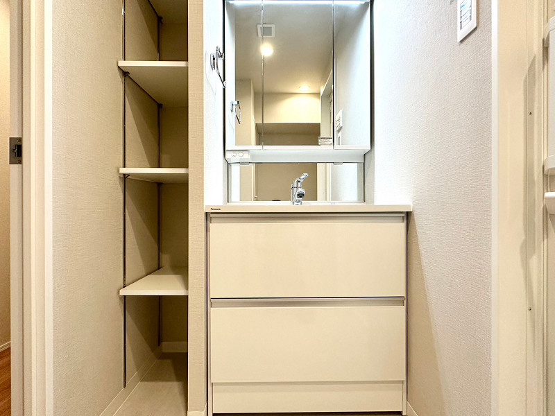 AXAS日本橋浜町　洗面台 洗面化粧台は人気の3面鏡タイプを採用。後ろ姿や横を確認できるので、ヘアセットがしやすいメリットがあるんですよ✨洗面道具はミラーキャビネットなどの収納スペースをご活用ください。左側には可動棚も設置されています。