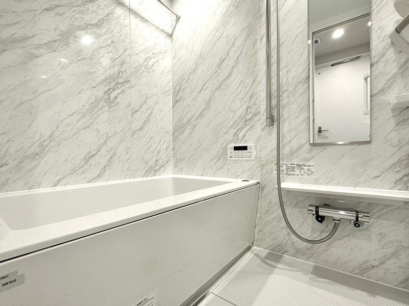AXAS日本橋浜町　浴室 大理石調のパネルが施されたバスルームは高級感がありますね✨もちろん追い焚き機能を完備。沸かしたお湯が冷めてしまっても張り替える必要がありません。日中にお洗濯をすることが難しい方は、浴室乾燥機を使用しましょう。