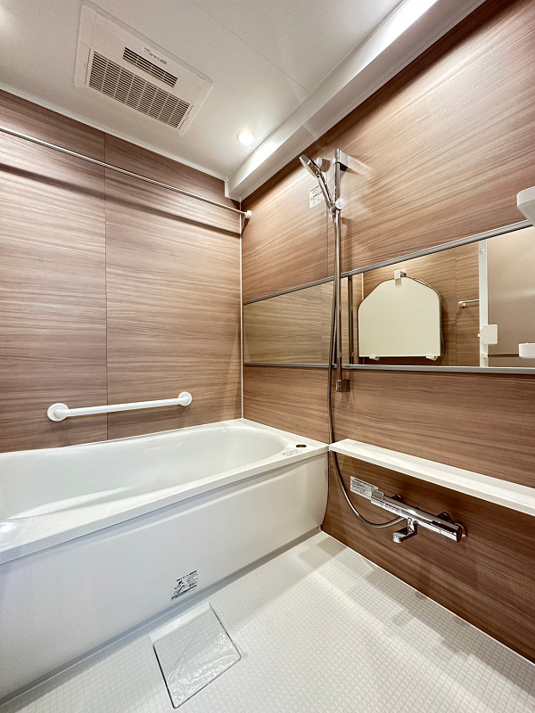 バスルーム 落ち着いた色味でまとめられたバスルームは天井が高く、開放感たっぷり♪横長の鏡は空間に奥行きを与えてくれています。快適なご入浴には欠かせない追焚き機能＆浴室乾燥機搭載、バスタブは保温浴槽採用で機能面も充実しています。