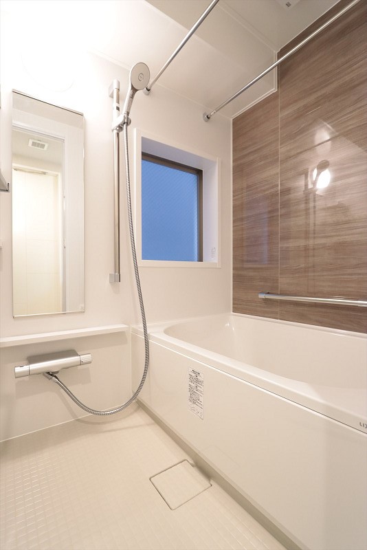 バスルーム　レフィール銀座フロント 小窓があって開放的なバスルームなら、1日の疲れをしっかり癒すことができそうです…♩保温効果があるバスタブには、追い焚き機能を搭載。温めたお湯が冷めにくく、ゆったりくつろげますね。さらに、浴室換気乾燥機が備わっています。バスルームをいつでも快適な状態に保つことができ、冬場のヒートショック現象防止にも繋がりますよ。