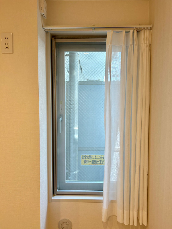 カルムインフォアームズ東京コア　窓　キッチン背面 