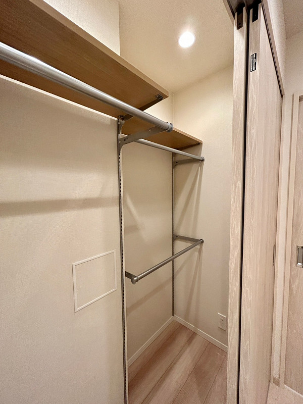 カルムインフォアームズ東京コア　収納　玄関廊下 玄関廊下には横長い収納スペースがあります。しまう物の大きさに合わせて高さを調節できる可動棚仕様。お気に入りのコートや鞄類などをしまっておけば、スムーズにお出かけ出来ますよ。場所を取りがちな掃除機や、扇風機などの季節家電の置き場所にもピッタリ☆
