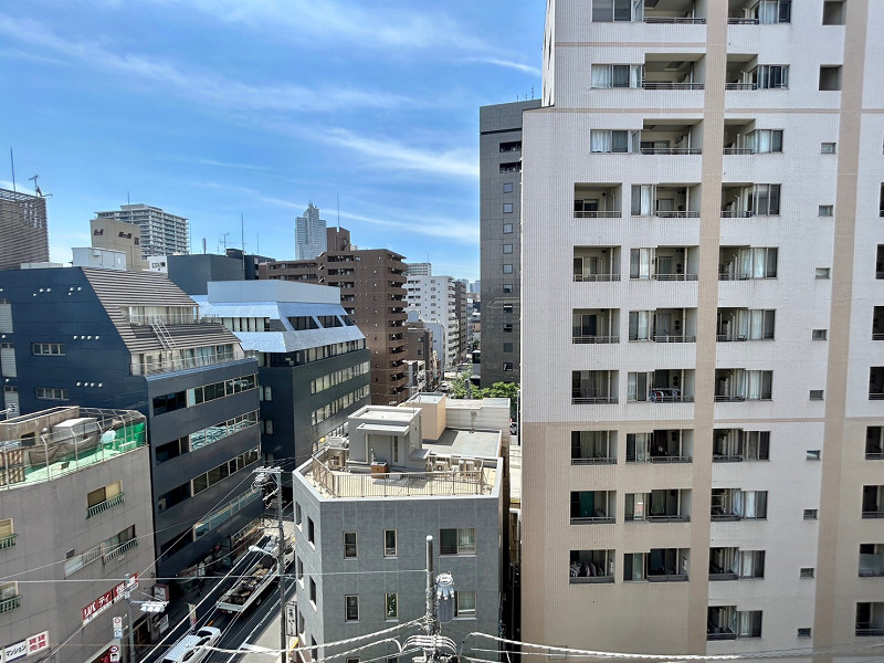 サンパーク東京銀座　眺望A バルコニーは南側、広さは5.5㎡です。バルコニーの外にはオフィスビルやマンションが建ち並んでいますよ✨目の前のビルが低いので、南向きの日差しをしっかりと感じることができました♫お洗濯物は良く乾きそうですね。