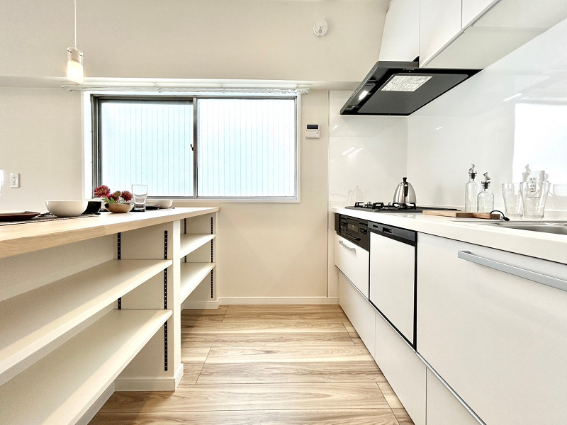 キッチンA　ニューハイム大森 白を基調としたキッチンは、新規交換されピカピカですよ✦浄水機能付きの水栓や食洗機、魚焼きグリル、3口のガスコンロが快適なお料理をサポート。収納が豊富なのも魅力の1つです。カウンターには可動棚の収納が備わっていて、お皿やグラスの高さに合わせて棚板をご調節いただけますよ💗