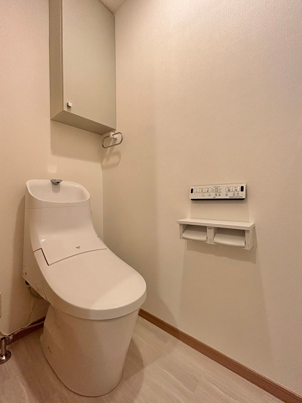 トイレ　ホームズ緑が丘 サニタリールーム内にあるトイレは手洗い一体型。なんと節水効果がある人気のタイプなんです◎凹凸が少なく、お手入れがしやすいのもメリットの一つ。トイレットペーパーなどの備品は吊戸棚へしまっておきましょう★