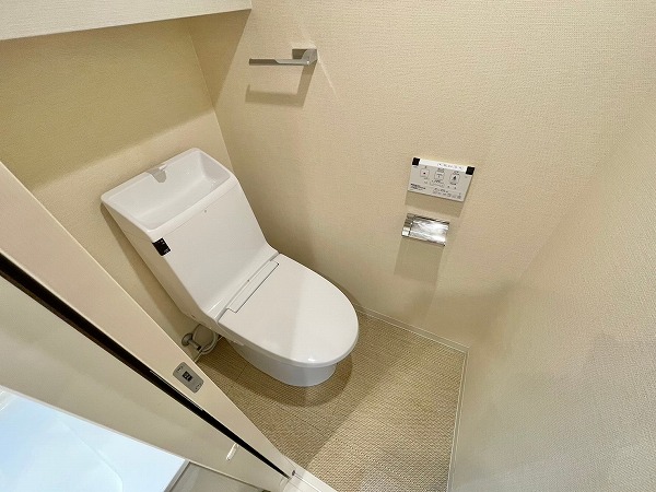 初台ハイツ　トイレ トイレは手洗いタンクが付いており、使用後にタンクの上で手を洗うことが出来ます。また手を洗うために、別の場所へ移動する手間が省けますね。