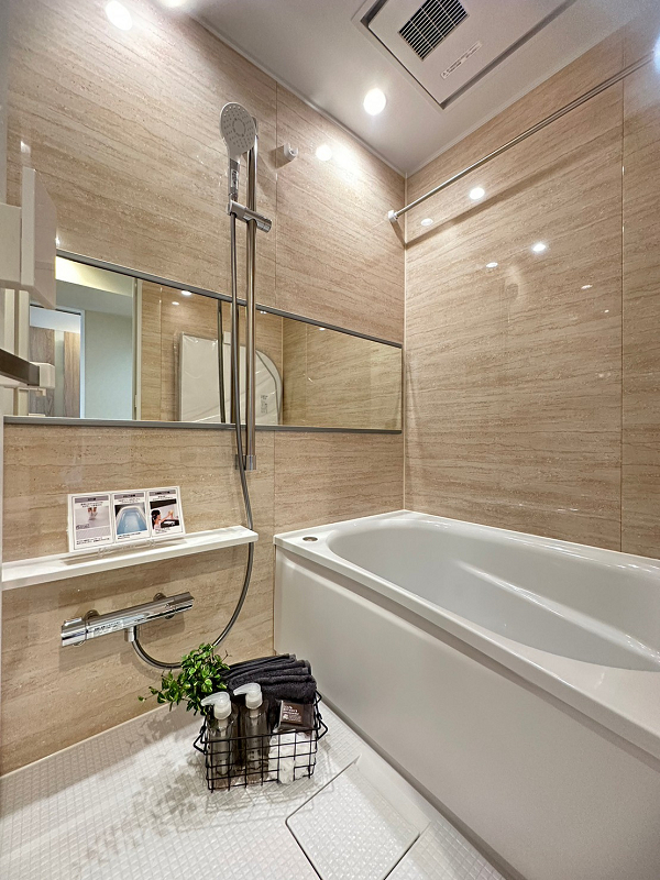 バスルーム　ライオンズマンション白金第3 開放感溢れるバスルームには、便利な追焚き機能＆浴室換気乾燥暖房機を完備。翌朝には水が引く「カラリ床」、炭素の膜で水垢のこびりつきを防ぐ「お掃除ラクラク鏡」が採用されていて、お掃除もスムーズ♪さらには人間工学が応用された「ゆるリラ浴槽」が心地よいバスタイムを演出します♡
